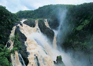 picture of the barron falls in the wet season